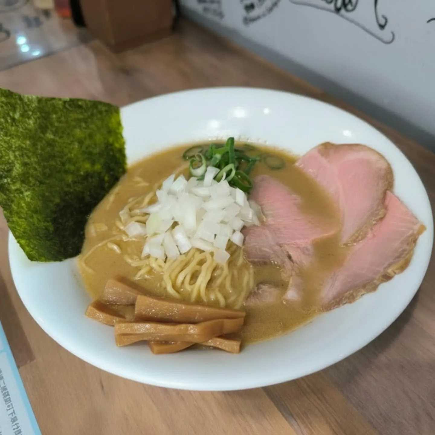 クリーミーでコクのあるスープに、低温調理のチャーシューがドン...