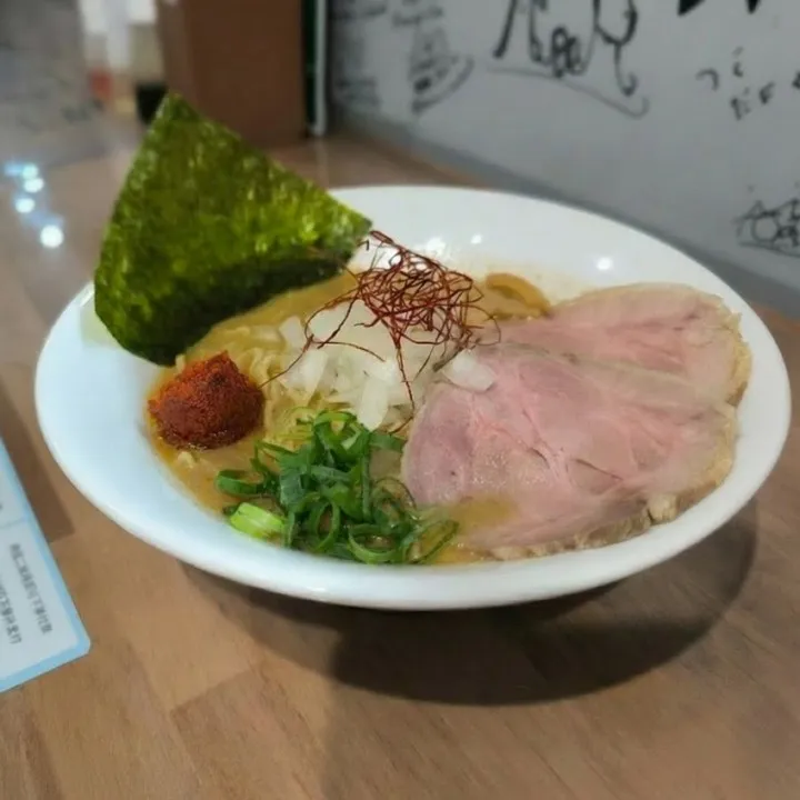 クリーミーでコクのあるスープに、低温調理のチャーシューがドン...